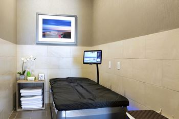 Rejuvenating hydro-massage studio